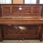 Restaureeritud ca 1900 a. Berliinis valmistatud pianiino "Weidenslaufer" . Pähkli- ja pähklijuurespoon, viimistlus šellakiga.