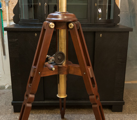 Reguleeritava kõrgusega teleskoobialus XIX sajandi keskpaigast